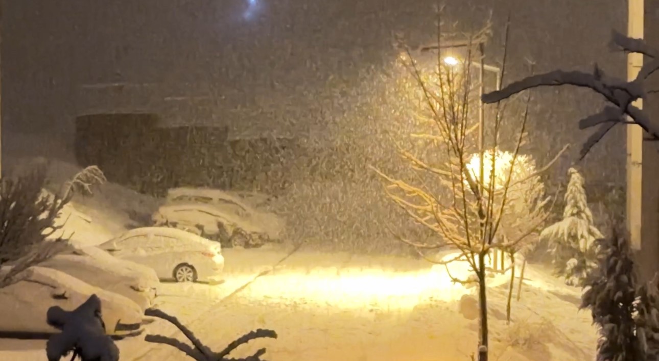 Yüksekova’da nisan karı: İlçe yeniden beyaza büründü, kartpostallık görüntüler ortaya çıktı
