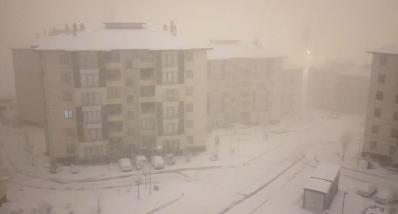 Yüksekova’da nisan karı: İlçe yeniden beyaza büründü, kartpostallık görüntüler ortaya çıktı
