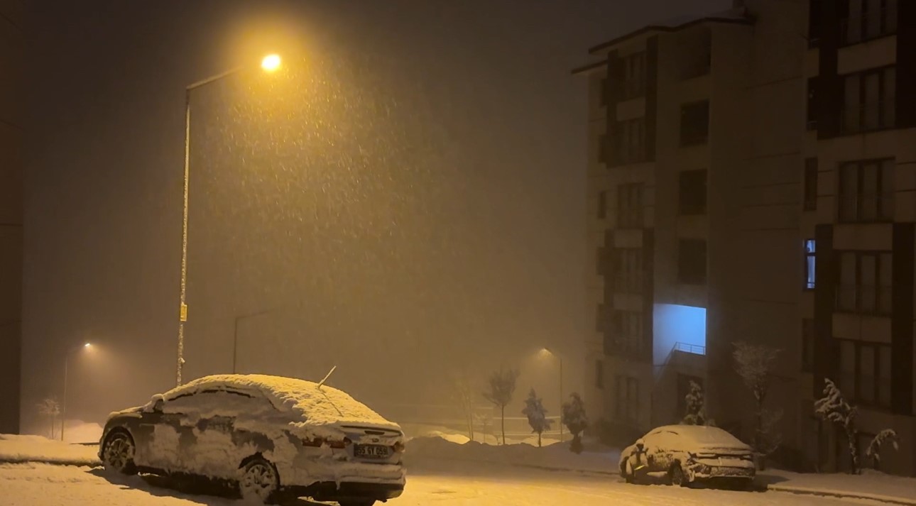 Yüksekova’da nisan karı: İlçe yeniden beyaza büründü, kartpostallık görüntüler ortaya çıktı
