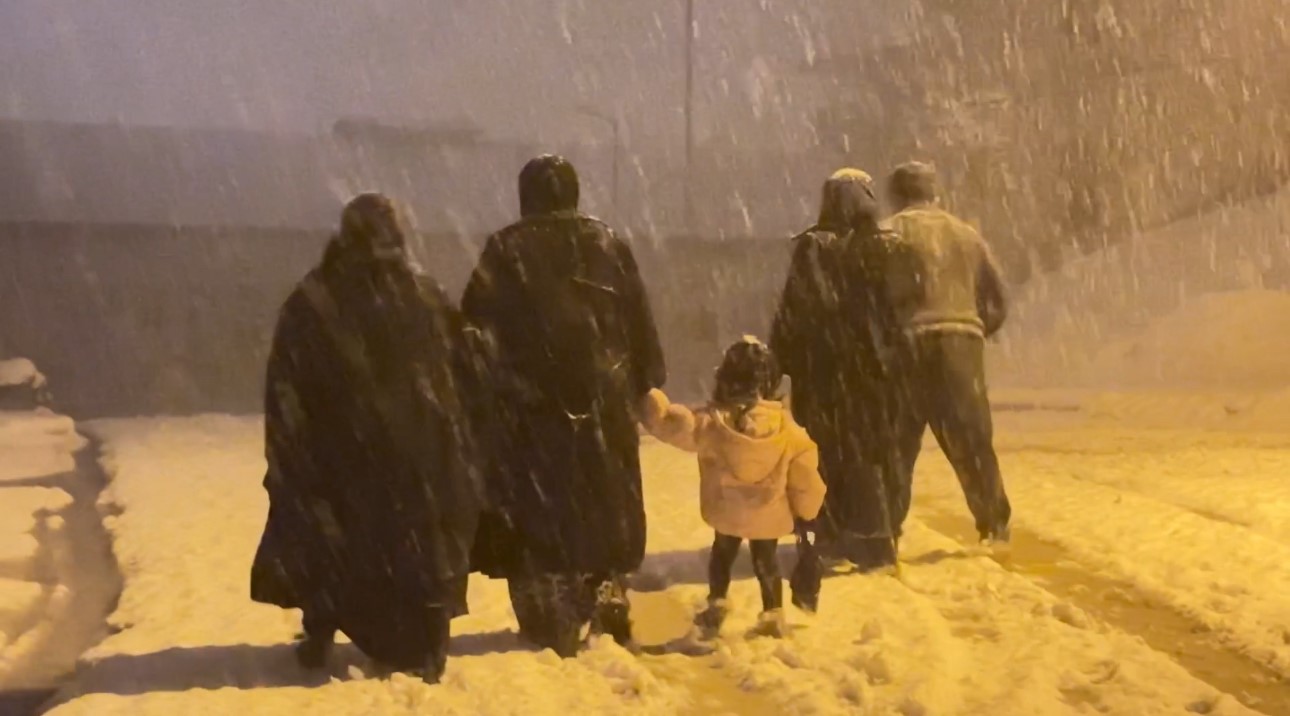 Yüksekova’da nisan karı: İlçe yeniden beyaza büründü, kartpostallık görüntüler ortaya çıktı
