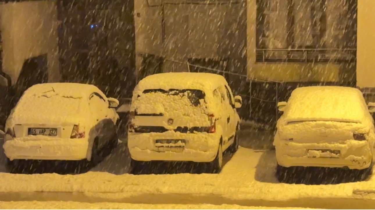 Yüksekova’da nisan karı: İlçe yeniden beyaza büründü, kartpostallık görüntüler ortaya çıktı
