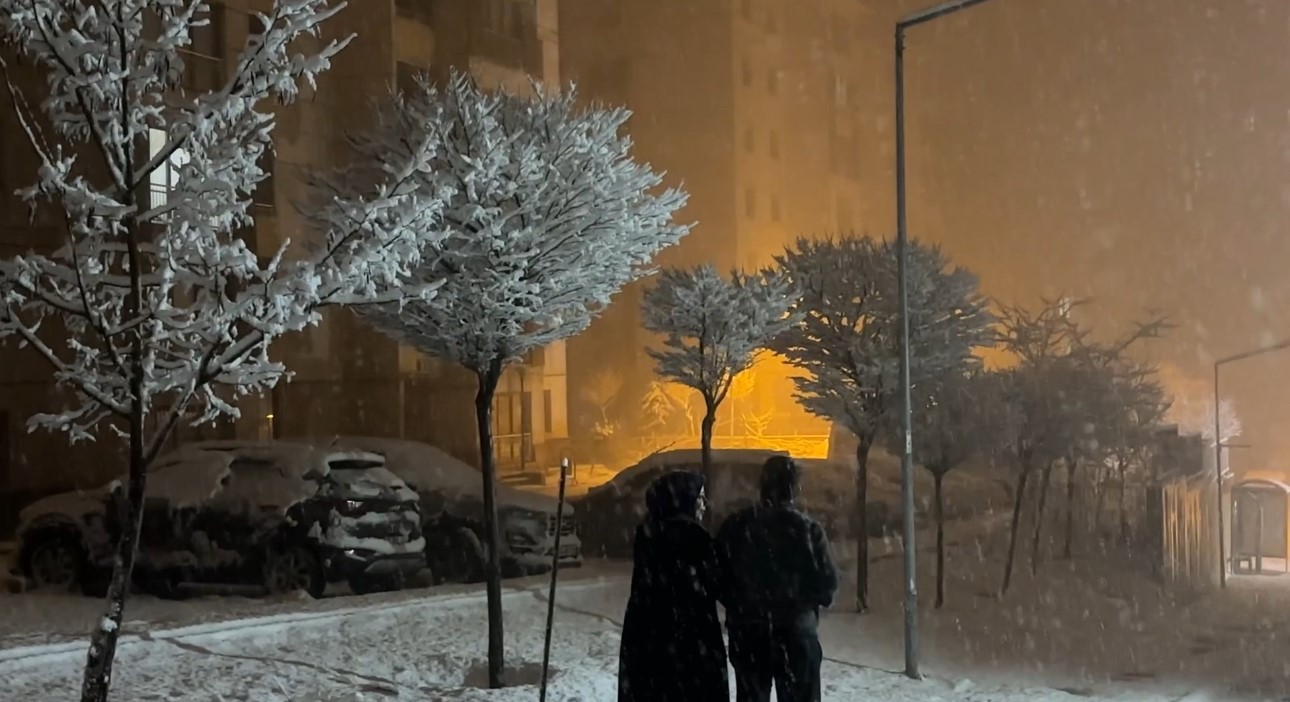 Yüksekova’da nisan karı: İlçe yeniden beyaza büründü, kartpostallık görüntüler ortaya çıktı
