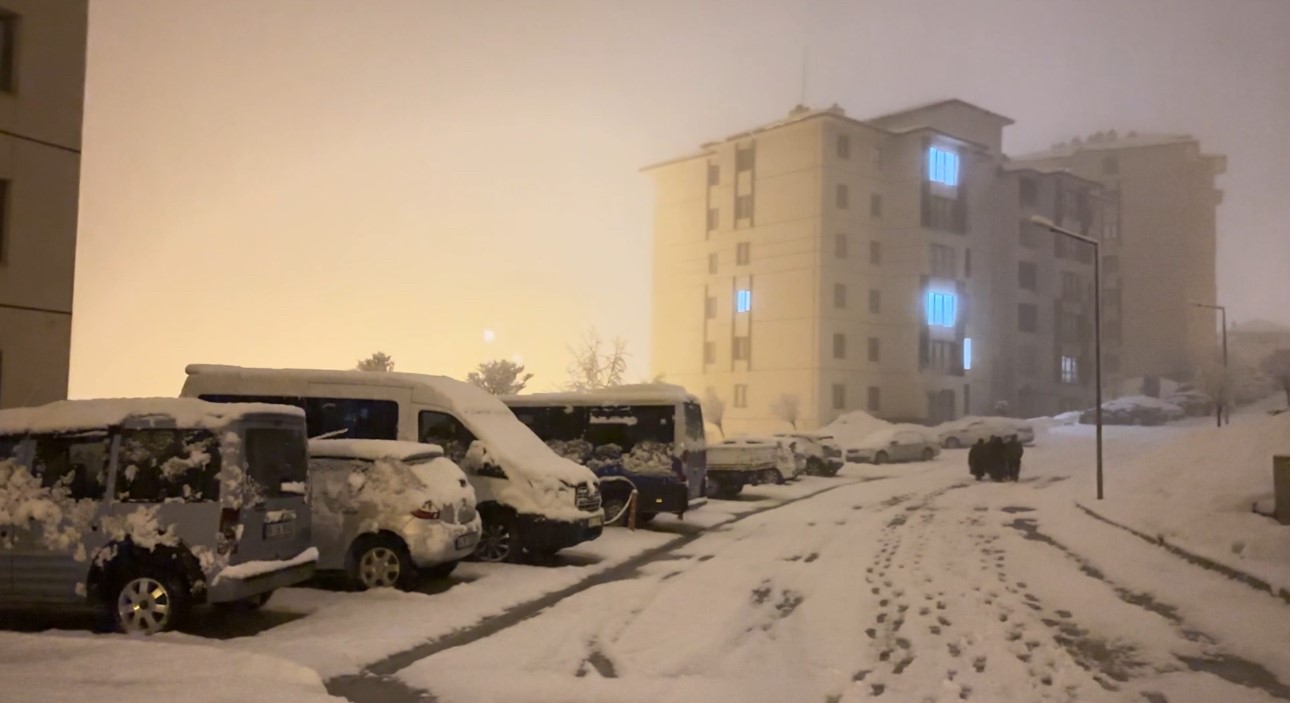 Yüksekova’da nisan karı: İlçe yeniden beyaza büründü, kartpostallık görüntüler ortaya çıktı
