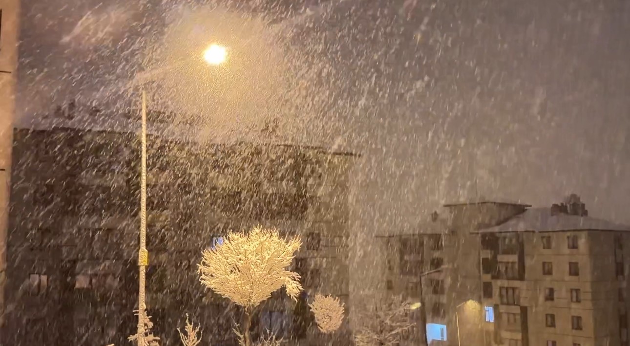 Yüksekova’da nisan karı: İlçe yeniden beyaza büründü, kartpostallık görüntüler ortaya çıktı
