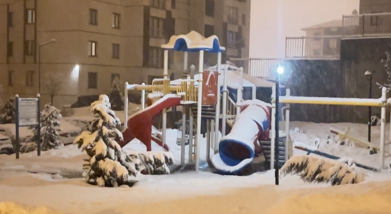 Yüksekova’da nisan karı: İlçe yeniden beyaza büründü, kartpostallık görüntüler ortaya çıktı
