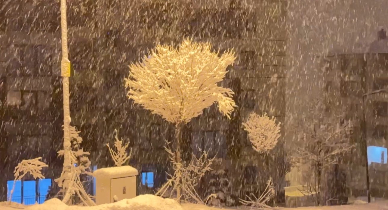 Yüksekova’da nisan karı: İlçe yeniden beyaza büründü, kartpostallık görüntüler ortaya çıktı
