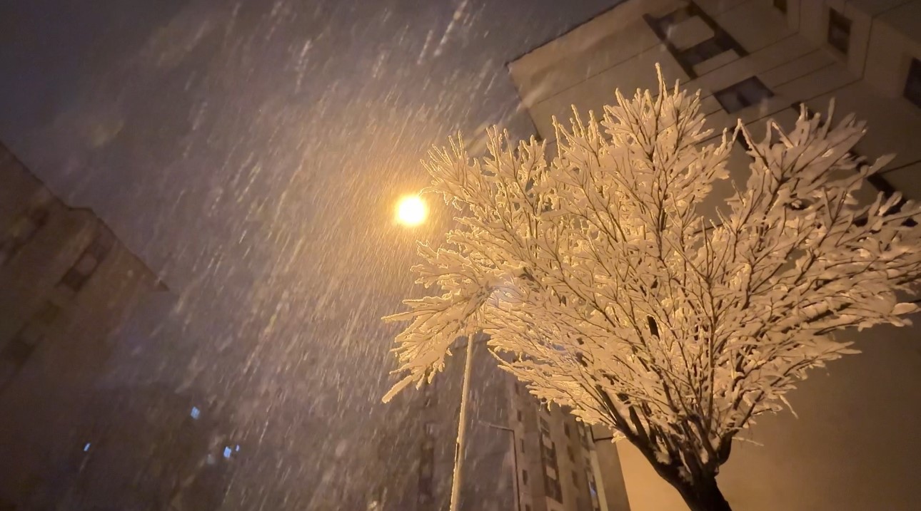 Yüksekova’da nisan karı: İlçe yeniden beyaza büründü, kartpostallık görüntüler ortaya çıktı
