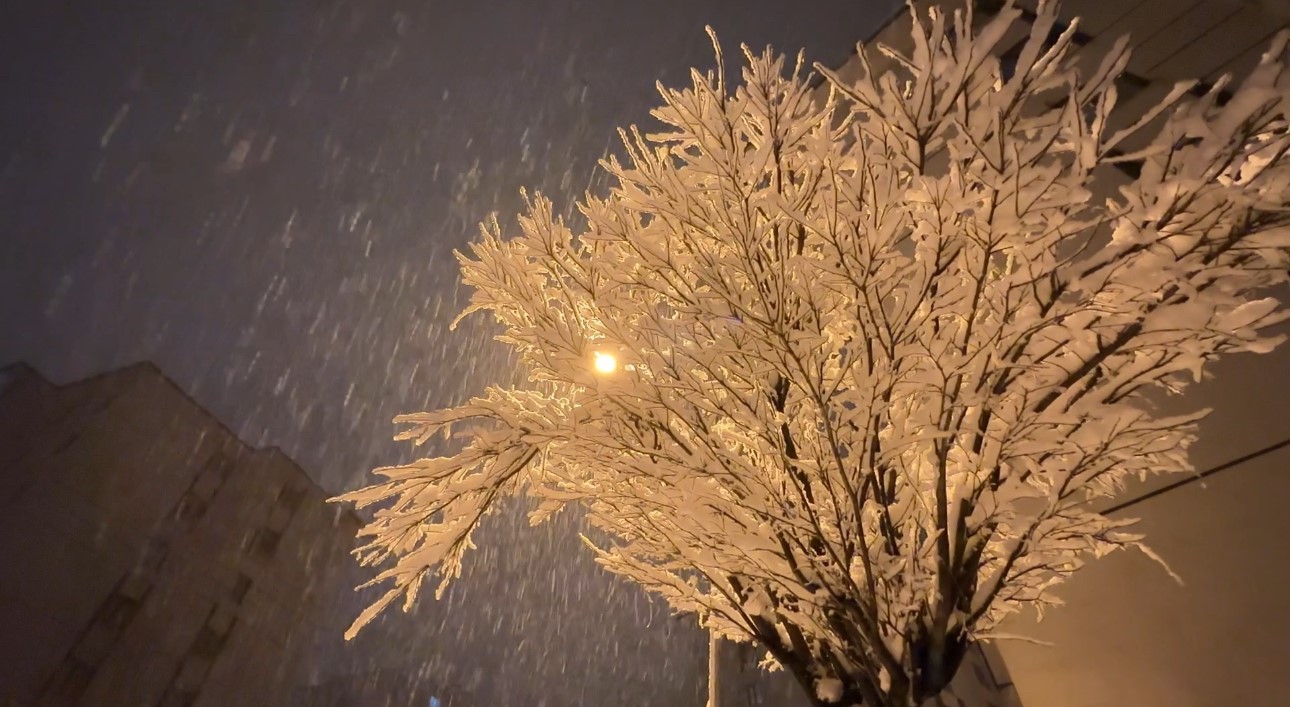 Yüksekova’da nisan karı: İlçe yeniden beyaza büründü, kartpostallık görüntüler ortaya çıktı
