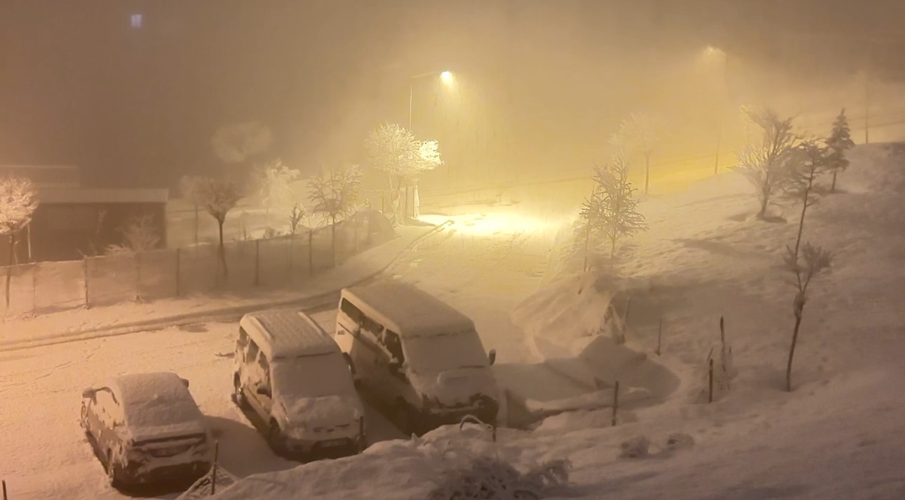 Yüksekova’da nisan karı: İlçe yeniden beyaza büründü, kartpostallık görüntüler ortaya çıktı
