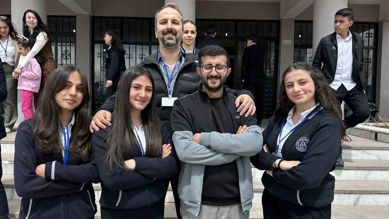 Yüksekova’da öğrencilerin bilimsel çalışmaları görücüye çıktı
