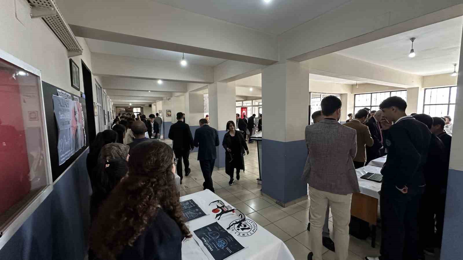 Yüksekova’da öğrencilerin bilimsel çalışmaları görücüye çıktı
