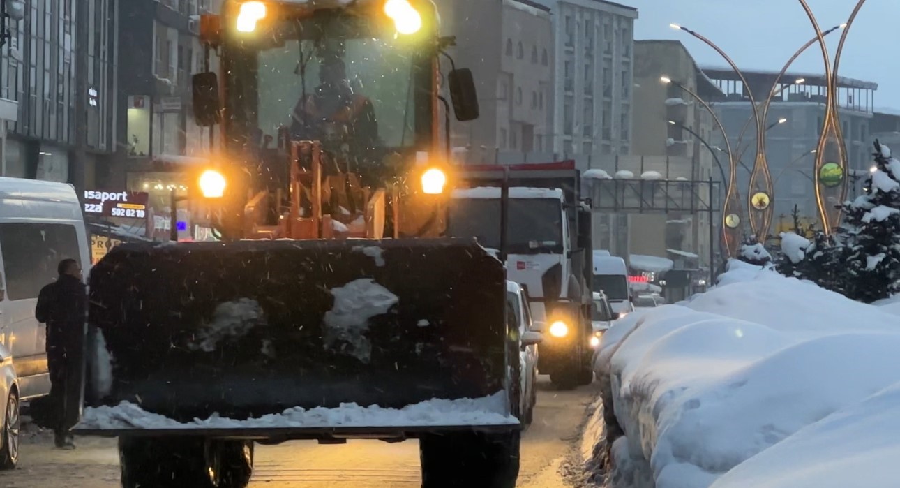 Yüksekova’da olumsuz hava şartları ulaşımı etkiledi
