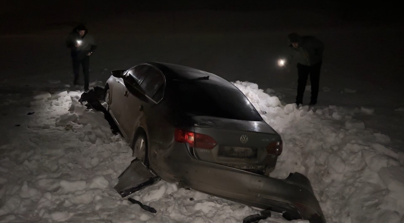 Yüksekova’da otomobil 30 metre savrularak kar yığınına saplandı: 3 yaralı
