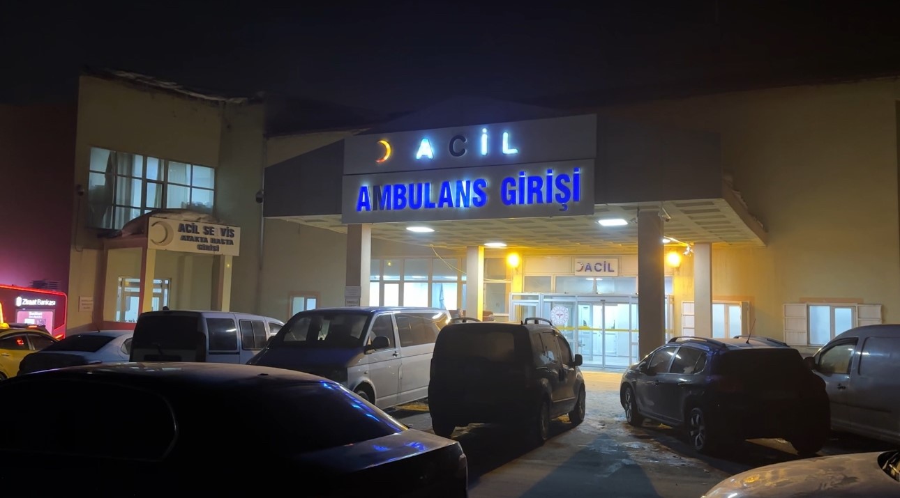 Yüksekova’da otomobil 30 metre savrularak kar yığınına saplandı: 3 yaralı
