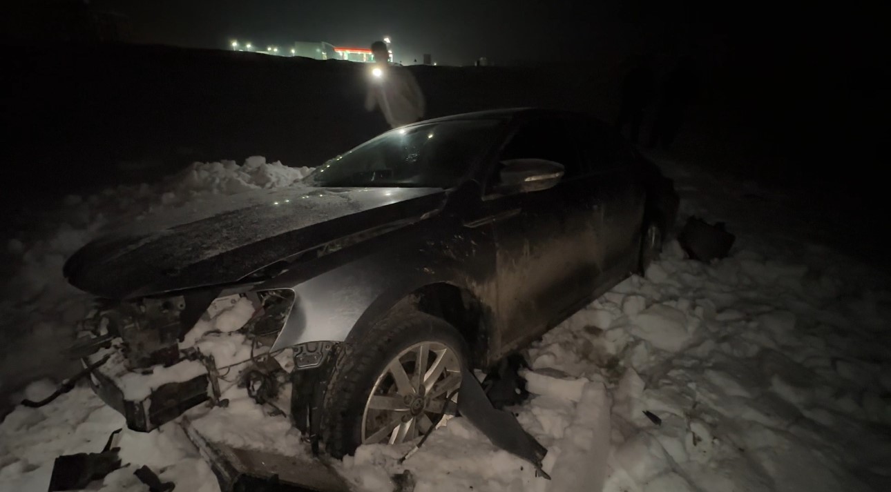 Yüksekova’da otomobil 30 metre savrularak kar yığınına saplandı: 3 yaralı
