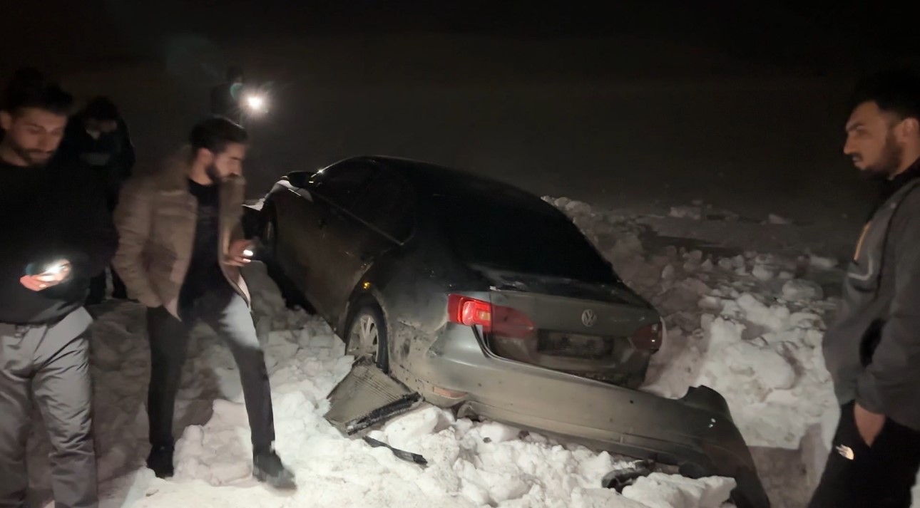 Yüksekova’da otomobil 30 metre savrularak kar yığınına saplandı: 3 yaralı
