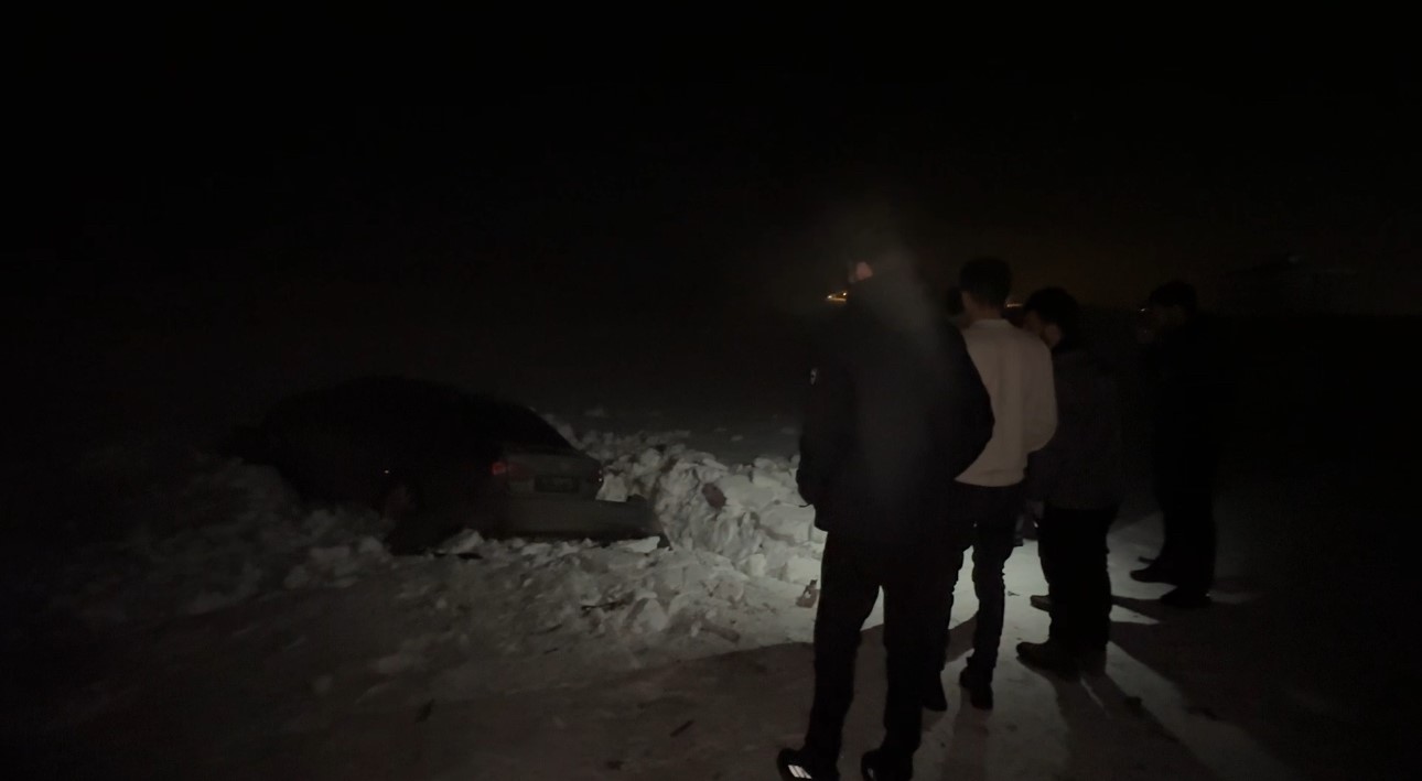 Yüksekova’da otomobil 30 metre savrularak kar yığınına saplandı: 3 yaralı
