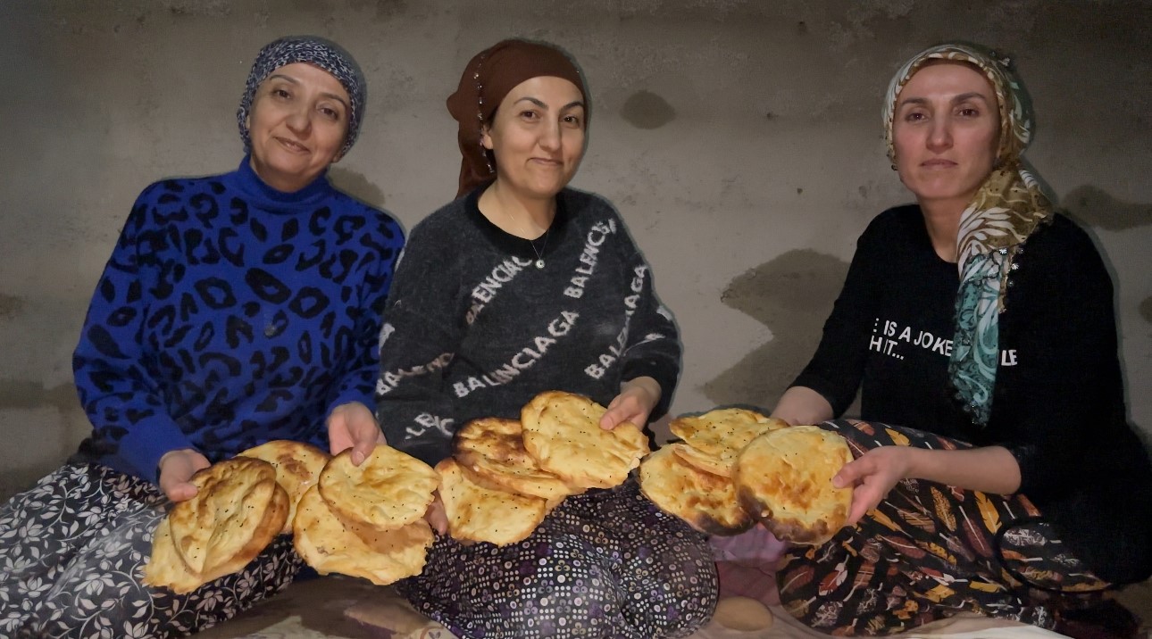 Yüksekova’da Ramazan hazırlığı: 3 kız kardeşten tandır başında tatlı mesaisi
