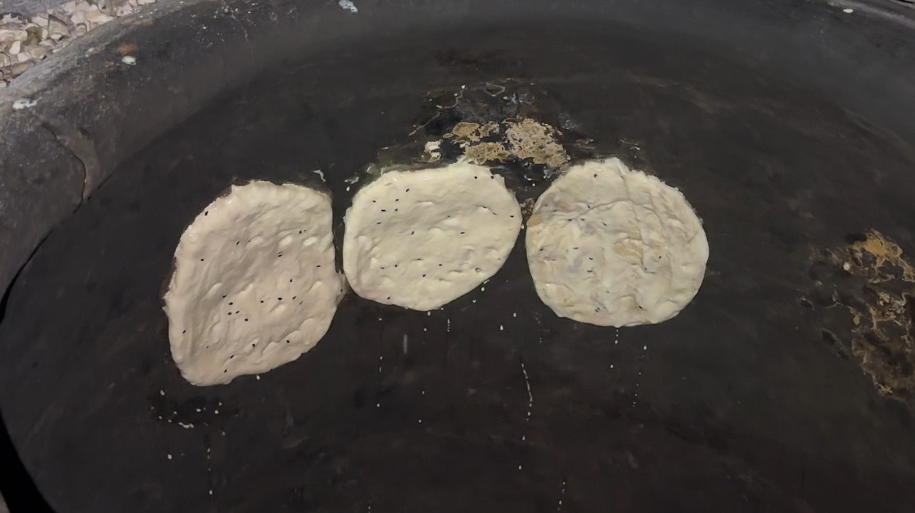 Yüksekova’da Ramazan hazırlığı: 3 kız kardeşten tandır başında tatlı mesaisi
