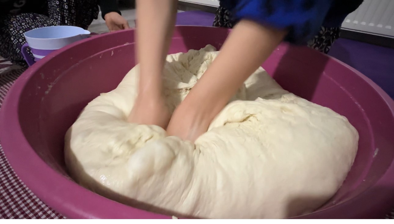 Yüksekova’da Ramazan hazırlığı: 3 kız kardeşten tandır başında tatlı mesaisi
