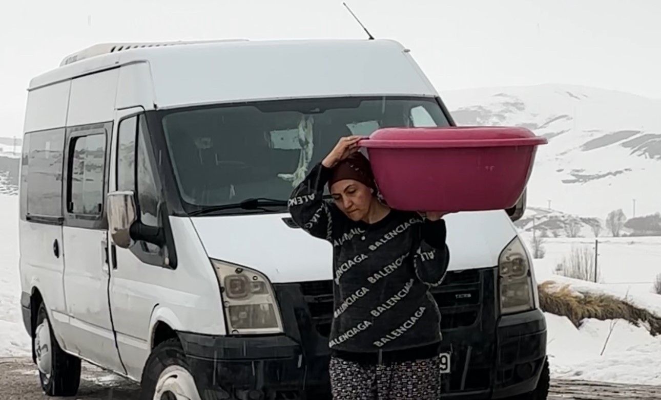 Yüksekova’da Ramazan hazırlığı: 3 kız kardeşten tandır başında tatlı mesaisi
