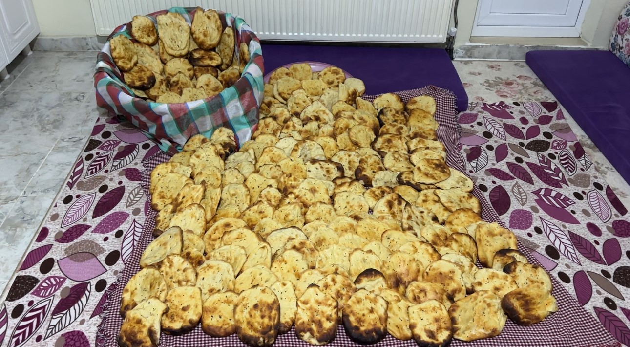 Yüksekova’da Ramazan hazırlığı: 3 kız kardeşten tandır başında tatlı mesaisi
