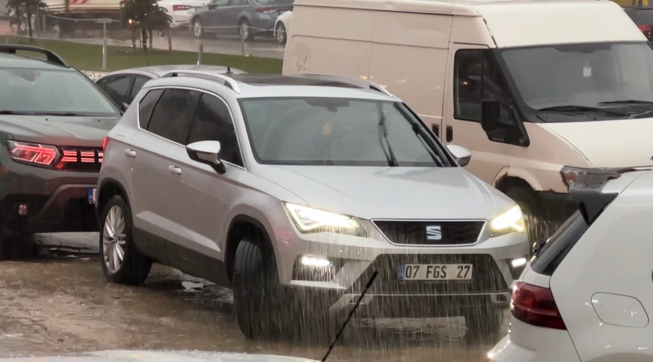 Yüksekova’da sağanak yağış etkili oldu
