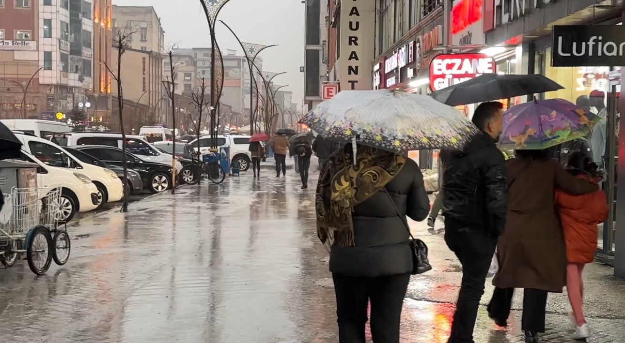 Yüksekova’da sağanak yağış etkili oldu
