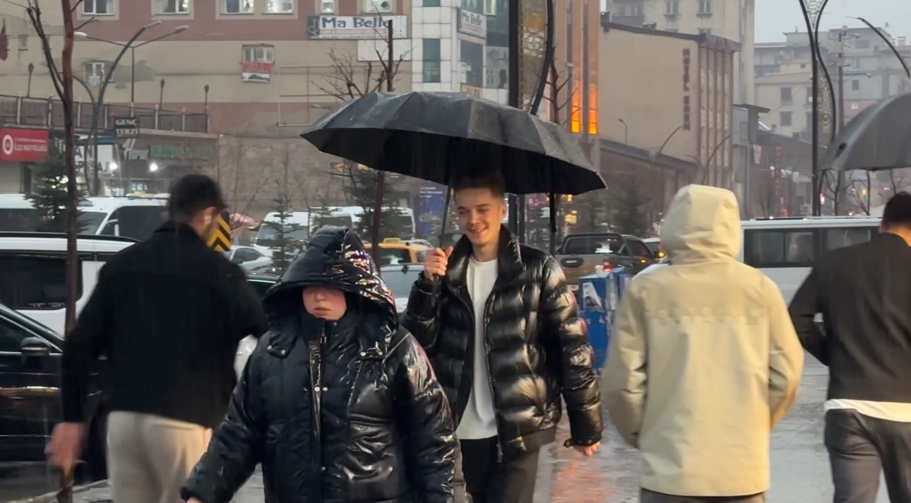 Yüksekova’da sağanak yağış etkili oldu
