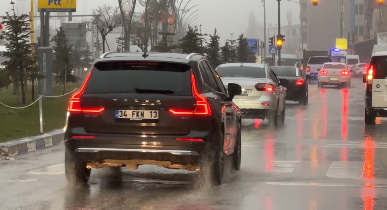 Yüksekova’da sağanak yağış etkili oldu
