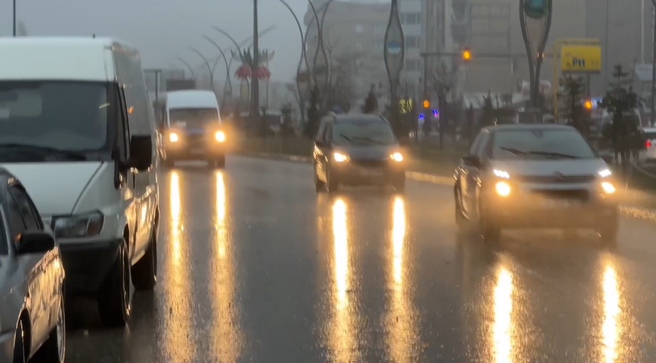 Yüksekova’da sağanak yağış etkili oldu
