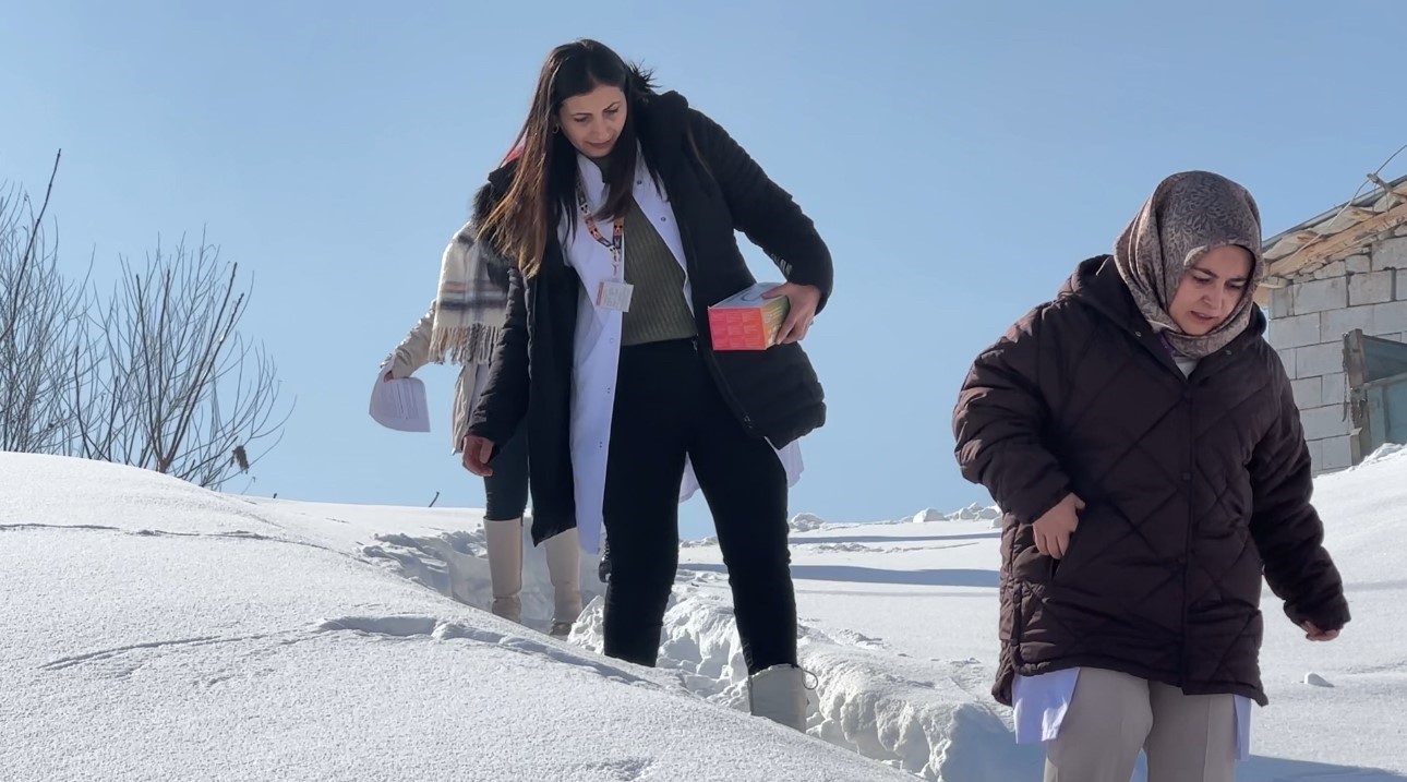 Yüksekova’da sağlık ordusu zorlu coğrafyaya meydan okuyor: 1,5 metrelik karı aşarak vatandaşlara şifa dağıttılar
Yüksekova’da sağlık ordusu zorlu coğrafyaya meydan okuyor: 1,5 metrelik karı aşarak vatandaşlara şifa dağıttılar