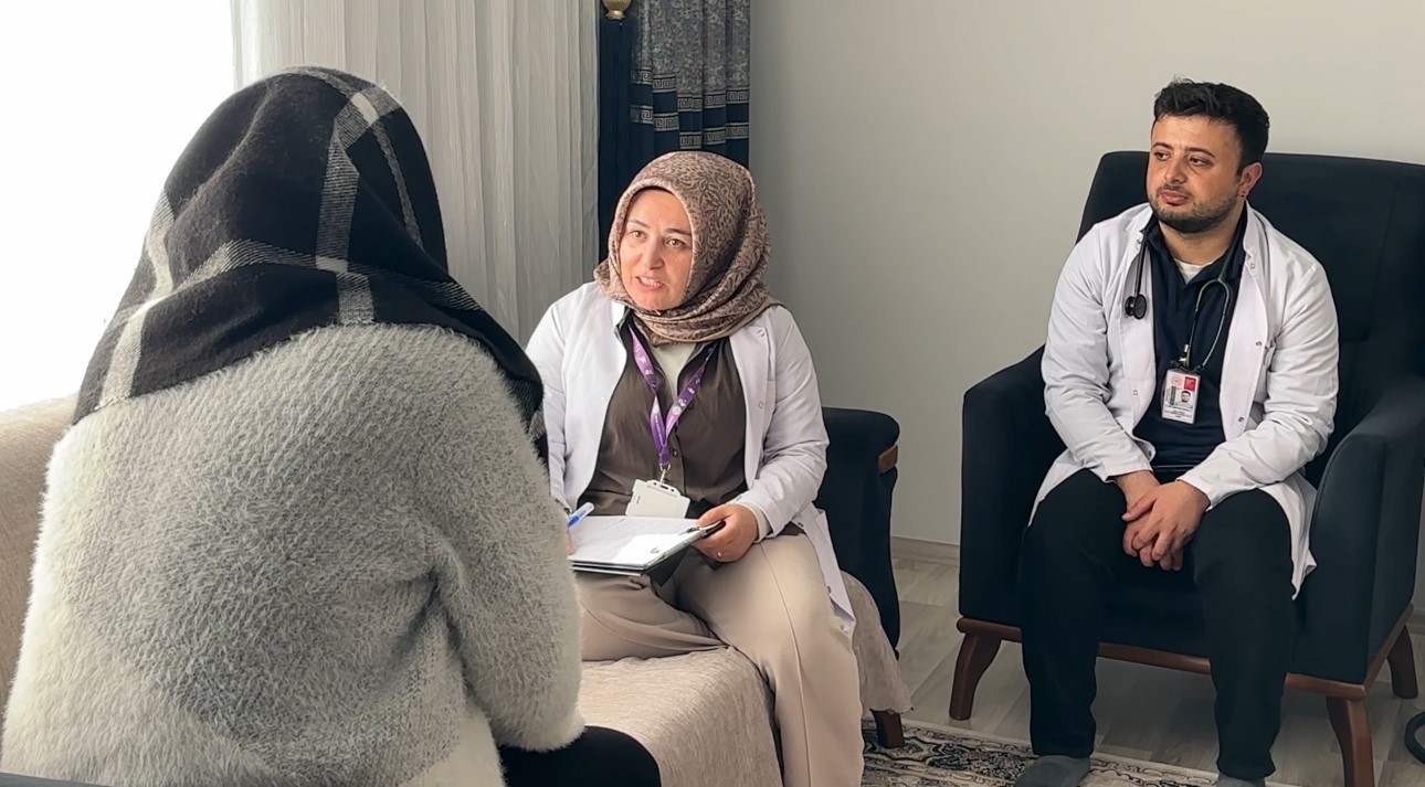 Yüksekova’da sağlık ordusu zorlu coğrafyaya meydan okuyor: 1,5 metrelik karı aşarak vatandaşlara şifa dağıttılar
Yüksekova’da sağlık ordusu zorlu coğrafyaya meydan okuyor: 1,5 metrelik karı aşarak vatandaşlara şifa dağıttılar