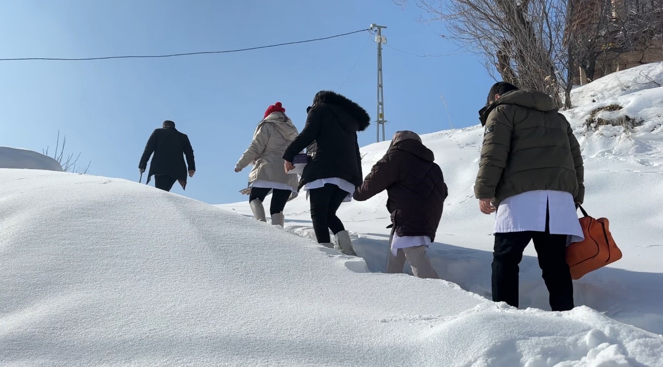 Yüksekova’da sağlık ordusu zorlu coğrafyaya meydan okuyor: 1,5 metrelik karı aşarak vatandaşlara şifa dağıttılar
Yüksekova’da sağlık ordusu zorlu coğrafyaya meydan okuyor: 1,5 metrelik karı aşarak vatandaşlara şifa dağıttılar
