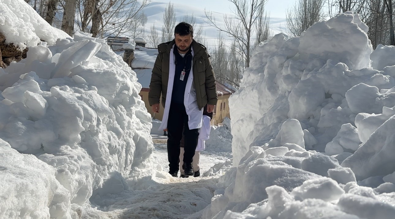 Yüksekova’da sağlık ordusu zorlu coğrafyaya meydan okuyor: 1,5 metrelik karı aşarak vatandaşlara şifa dağıttılar
Yüksekova’da sağlık ordusu zorlu coğrafyaya meydan okuyor: 1,5 metrelik karı aşarak vatandaşlara şifa dağıttılar