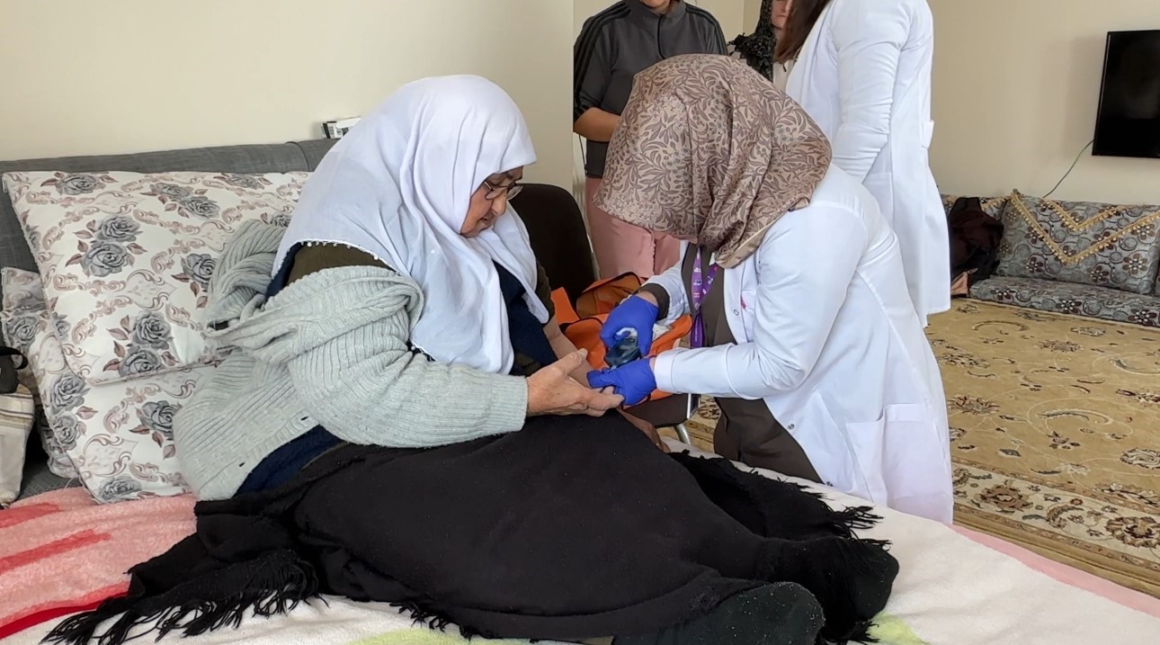 Yüksekova’da sağlık ordusu zorlu coğrafyaya meydan okuyor: 1,5 metrelik karı aşarak vatandaşlara şifa dağıttılar
Yüksekova’da sağlık ordusu zorlu coğrafyaya meydan okuyor: 1,5 metrelik karı aşarak vatandaşlara şifa dağıttılar