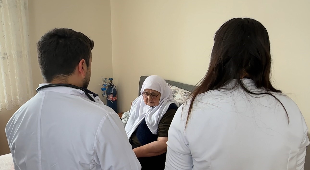 Yüksekova’da sağlık ordusu zorlu coğrafyaya meydan okuyor: 1,5 metrelik karı aşarak vatandaşlara şifa dağıttılar
Yüksekova’da sağlık ordusu zorlu coğrafyaya meydan okuyor: 1,5 metrelik karı aşarak vatandaşlara şifa dağıttılar