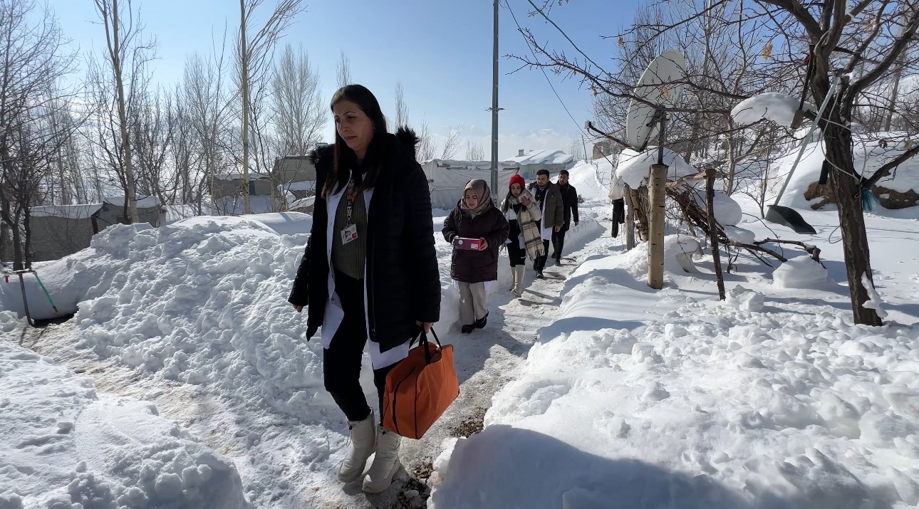 Yüksekova’da sağlık ordusu zorlu coğrafyaya meydan okuyor: 1,5 metrelik karı aşarak vatandaşlara şifa dağıttılar
Yüksekova’da sağlık ordusu zorlu coğrafyaya meydan okuyor: 1,5 metrelik karı aşarak vatandaşlara şifa dağıttılar
