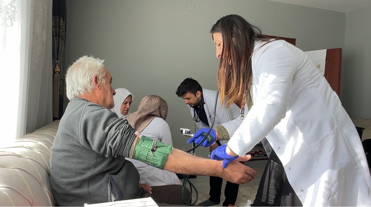 Yüksekova’da sağlık ordusu zorlu coğrafyaya meydan okuyor: 1,5 metrelik karı aşarak vatandaşlara şifa dağıttılar
Yüksekova’da sağlık ordusu zorlu coğrafyaya meydan okuyor: 1,5 metrelik karı aşarak vatandaşlara şifa dağıttılar