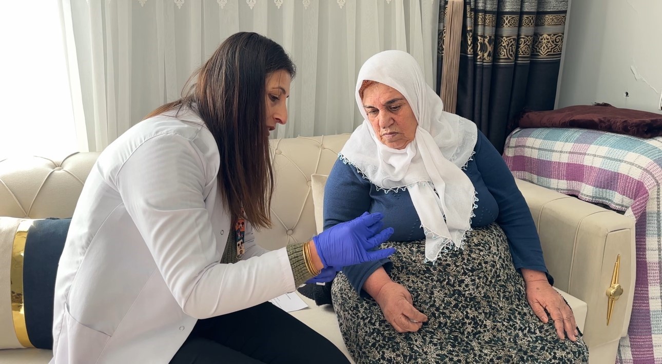 Yüksekova’da sağlık ordusu zorlu coğrafyaya meydan okuyor: 1,5 metrelik karı aşarak vatandaşlara şifa dağıttılar
Yüksekova’da sağlık ordusu zorlu coğrafyaya meydan okuyor: 1,5 metrelik karı aşarak vatandaşlara şifa dağıttılar