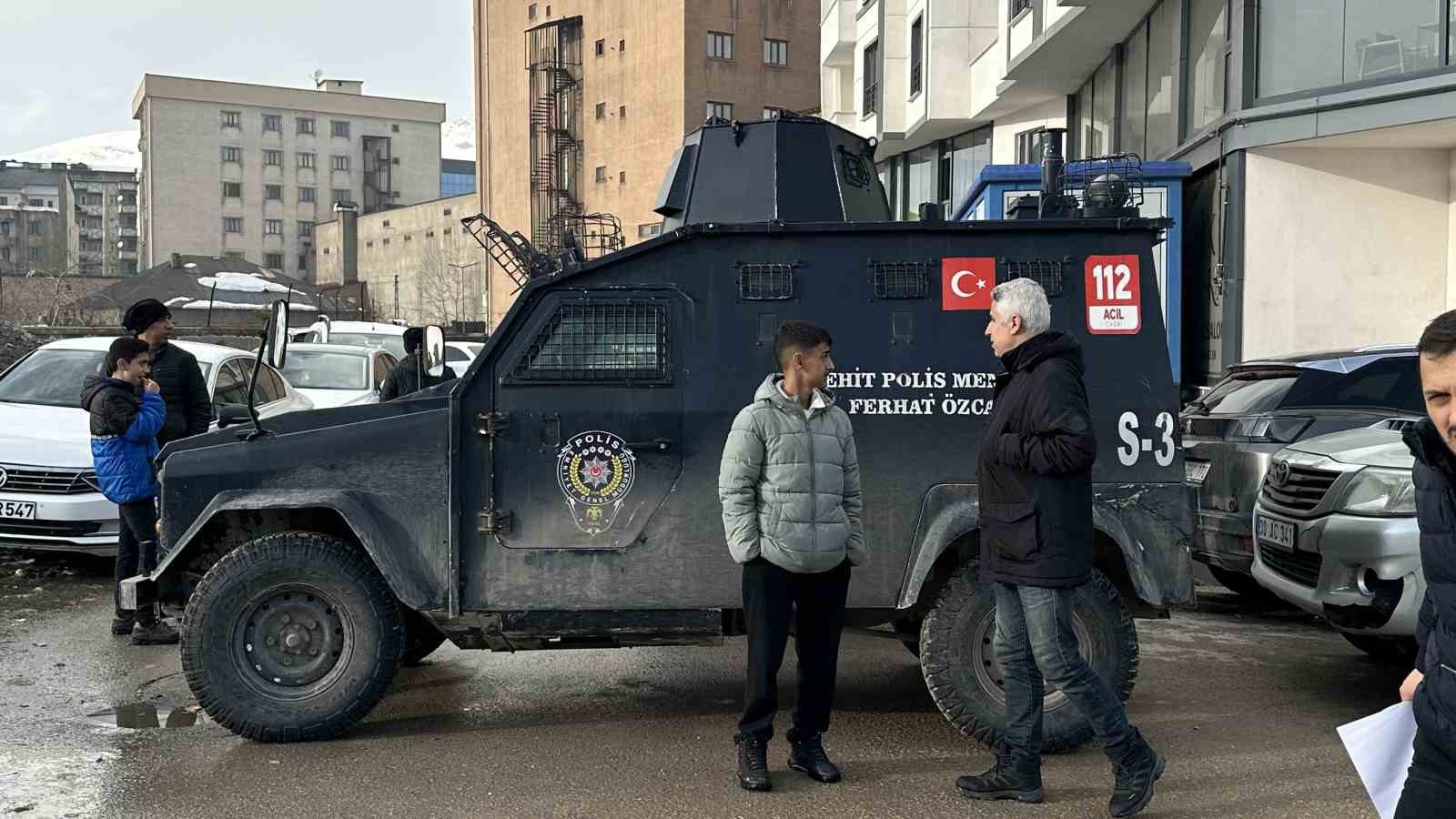 Yüksekova’da silahlı intihar girişimi: 1 ağır yaralı
