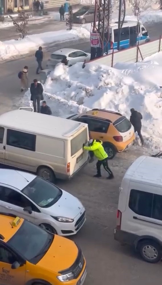 Yüksekova’da soğuk havada iç ısıtan hareket: Trafik polisi mahsur kalan aracı iterek kurtardı
