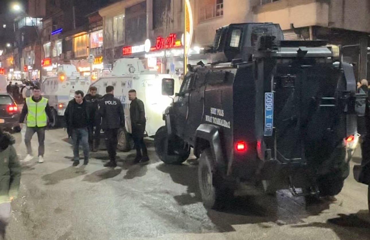 Yüksekova’da taşlı sopalı kavga: 1’i polis 2 yaralı
