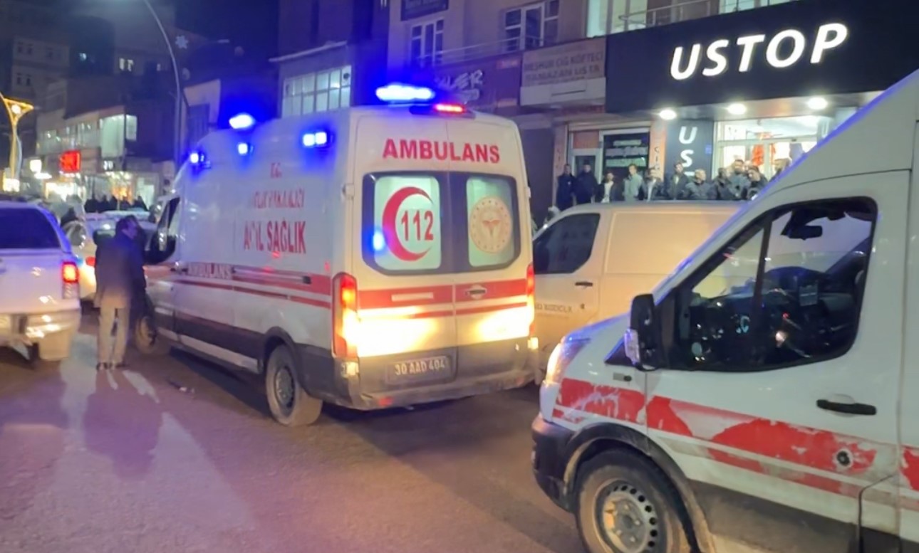 Yüksekova’da taşlı sopalı kavga: 1’i polis 2 yaralı
