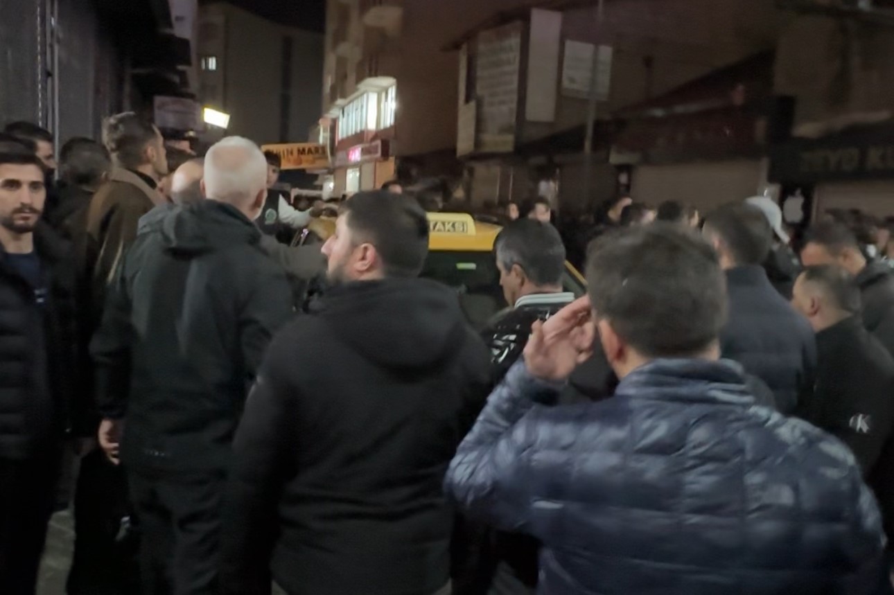 Yüksekova’da taşlı sopalı kavga: 1’i polis 2 yaralı
