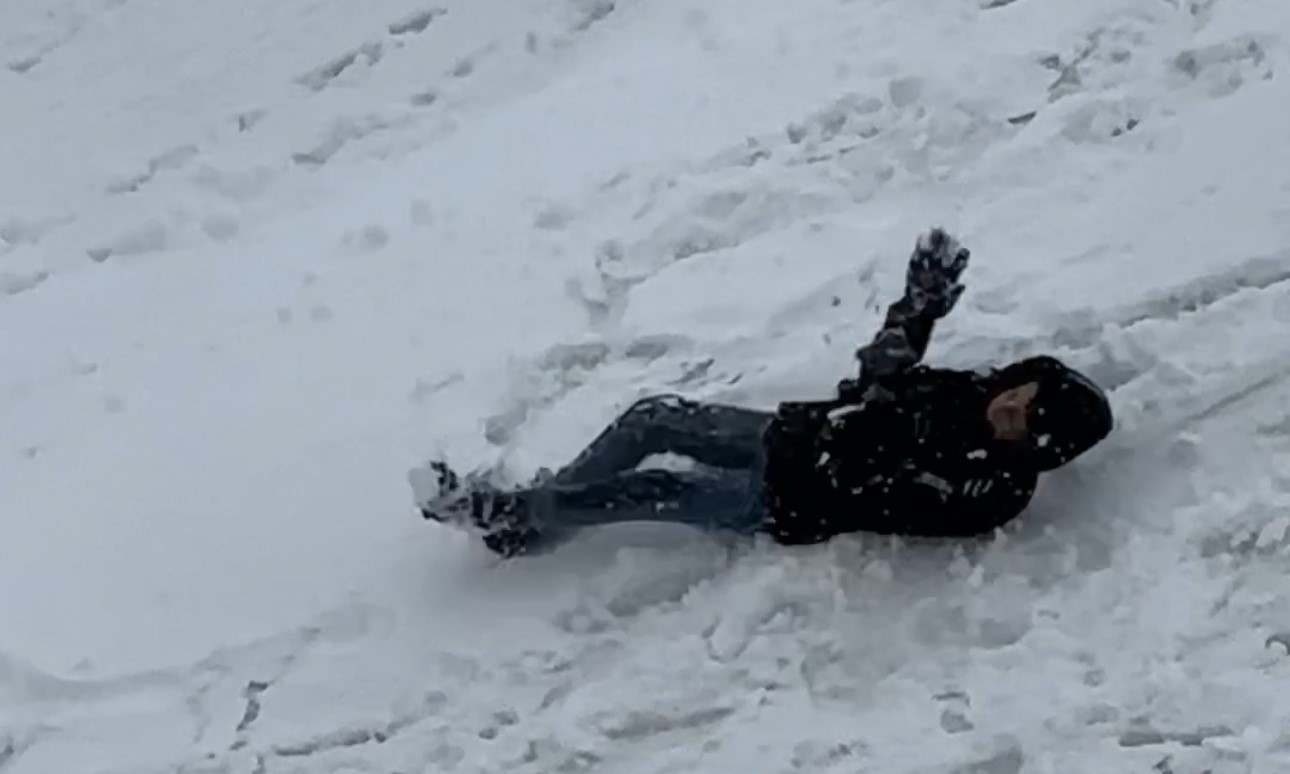 Yüksekova’da tepsiler kızak oldu, karlı yamaçlar oyun alanına dönüştü
