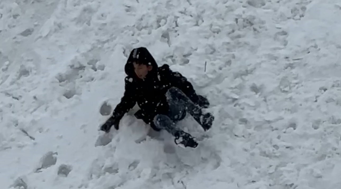 Yüksekova’da tepsiler kızak oldu, karlı yamaçlar oyun alanına dönüştü
