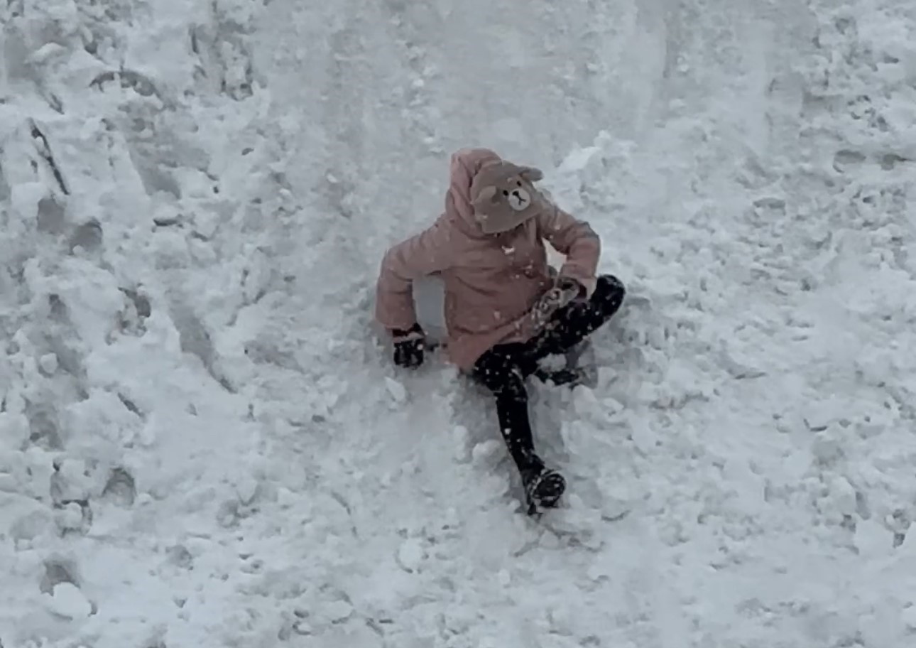 Yüksekova’da tepsiler kızak oldu, karlı yamaçlar oyun alanına dönüştü
