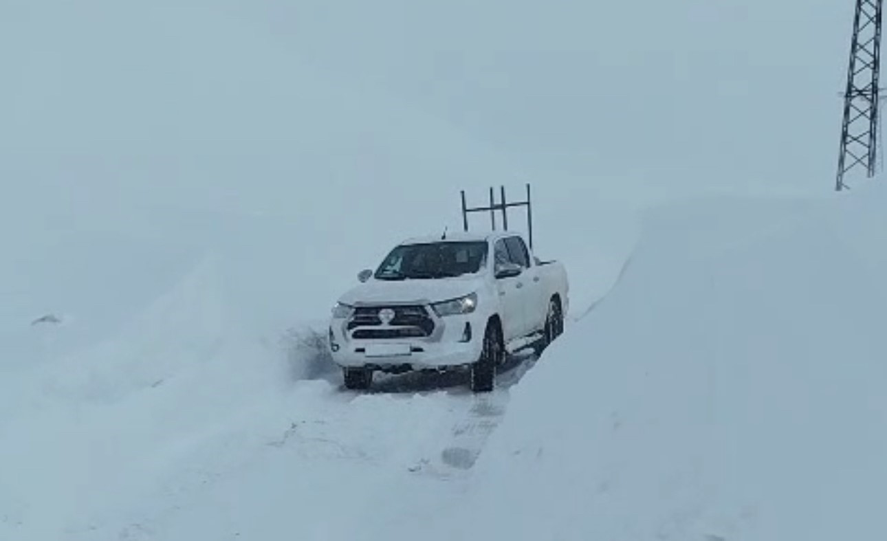 Yüksekova’da tipide yolda mahsur kalan vatandaşlar kurtarıldı
