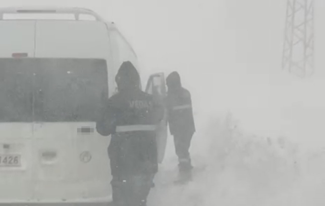 Yüksekova’da tipide yolda mahsur kalan vatandaşlar kurtarıldı
